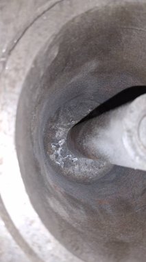 Metal bir boruya yakın.