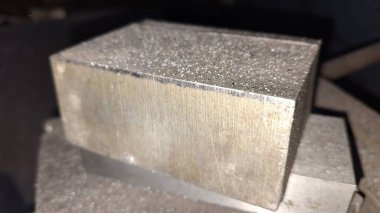 Metal saplı eski paslı metal boru.