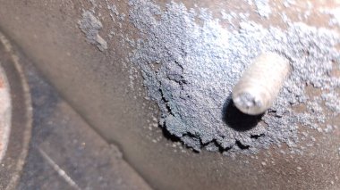 Paslı bir metali kapat.