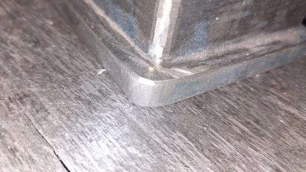 Penceresi olan eski ahşap zemin