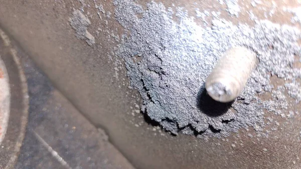 Paslı bir metali kapat.