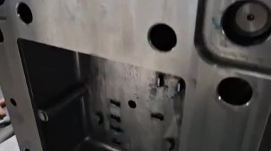 Metal saplı bir fabrikanın yakınında.