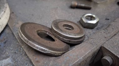 Bir sapı olan metal bir zinciri kapat.