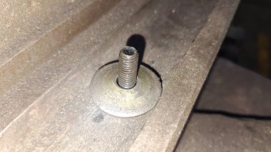 Siyah arka planı olan tahta bir vidanın dikey çekimi.