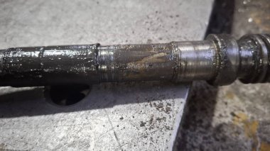 Metal bir boruya yakın.