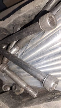 Fındık ve cıvatalı araba motoru