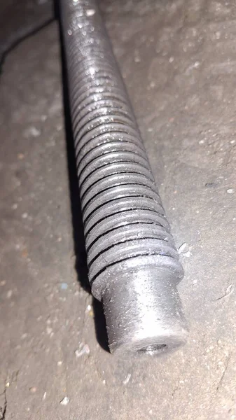 Metal bir boruya yakın.