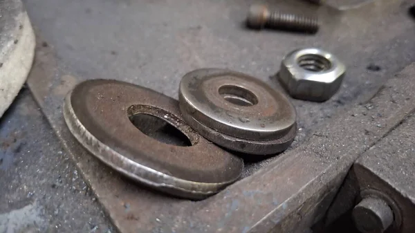 Bir sapı olan metal bir zinciri kapat.