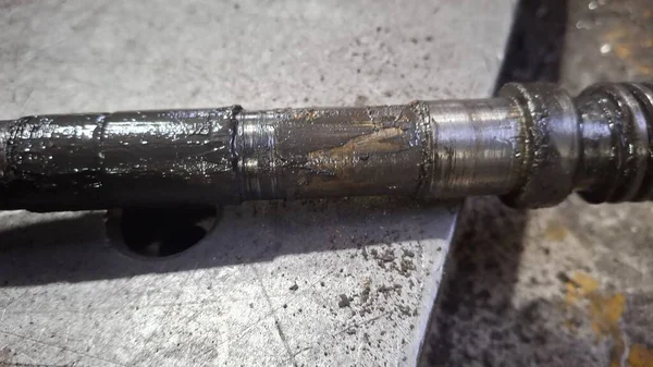 Metal bir boruya yakın.