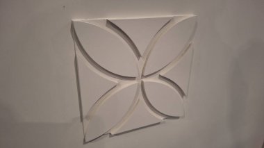 Çiçekle kesilmiş beyaz kağıt.