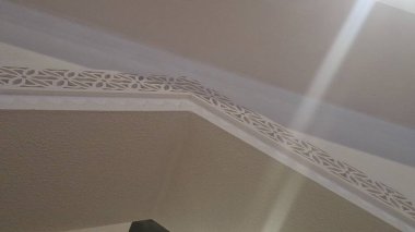 Modern bir binanın içinde.