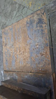 Eski evin inşası için paslı demir.