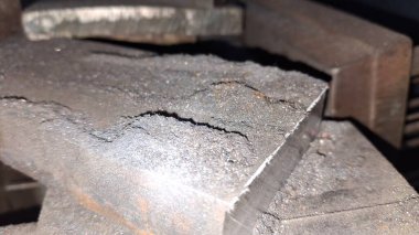 Paslı bir boruya yakın.