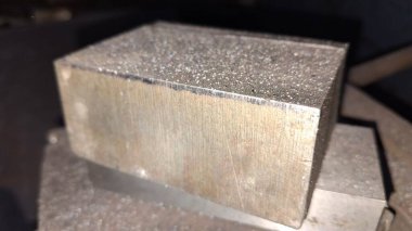 Metal saplı metal plaka