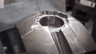 Atölyedeki metal bir levhada metal parçalar.