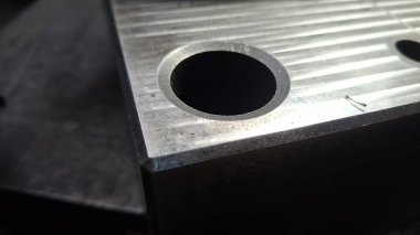 Siyah beyaz metal profili