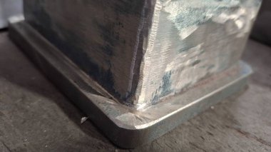 Metal ürünler deposundaki paketlerin metal profil görüntüsü, depo ürünleri