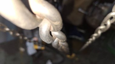 Metal bir zinciri kapat