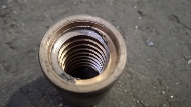 Paslı metal bir boruya yakın.