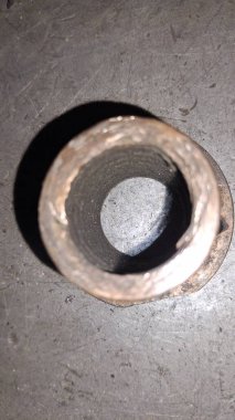 Metal arka planı olan paslı metal bir boru.