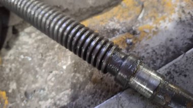 Metal bir çubuğa yaklaş