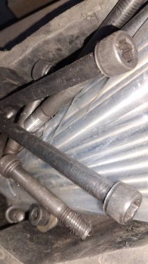 Garajdaki araba motoru.