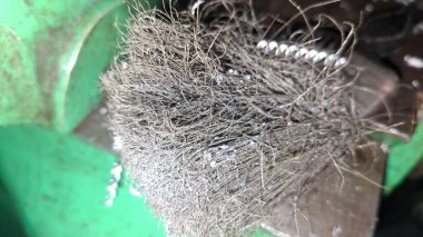 Eski paslı metal boru