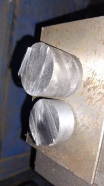 Binanın çatısında metal bir boru var.