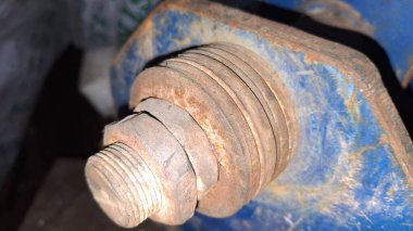 Metal bir boruya yakın.