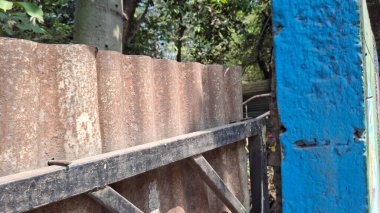 Pencereli eski ahşap duvar