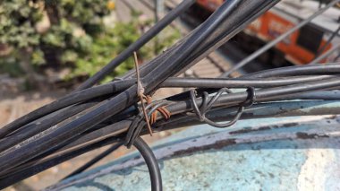 Beyaz arka planda elektrik kablosu