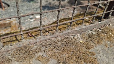 Eski paslı demir çit