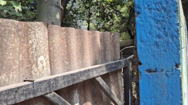 Mavi gökyüzü olan eski ahşap çit