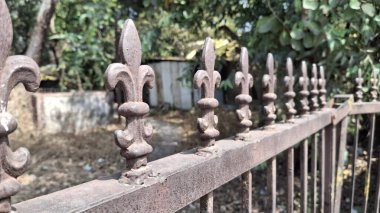 Metal zincirli demir çit.