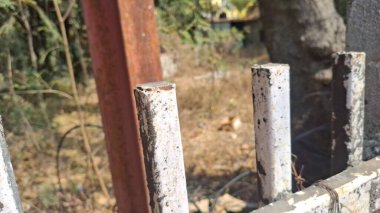 Beyaz arka planı olan ahşap bir çit.