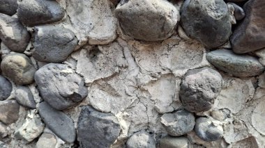Büyük taşları olan eski taş duvar.