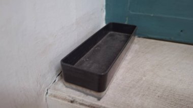 Şehirdeki eski paslı metal kapı