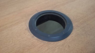 Tahta bir kapıyı kapat.