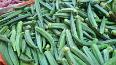 Pazarda pişirmek için taze taze fasulye.