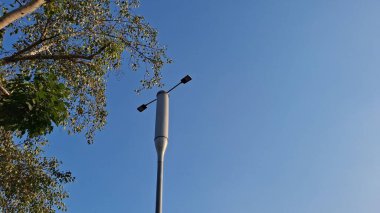 Evin çatısında lamba var.