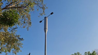 Şehrin çatısındaki sokak lambası.