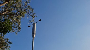 Binanın çatısındaki sokak lambası.