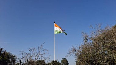 Mavi gökyüzünde Kızılderili bayrağı