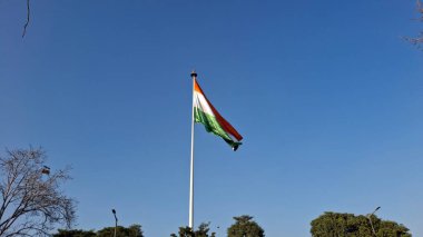 Mavi gökyüzünün rüzgarında Hindistan 'ın ulusal bayrağı