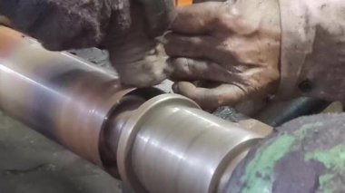 Metal bir boruya yakın.