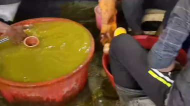 Kahve değirmeninde kahve yapma süreci