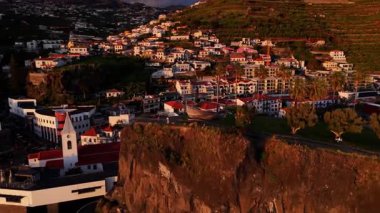 Sunset Sahil Kasabası Dramatik Uçurumlar, Hava Aracı Beyaz Şapeli, Teraslı Evler, Virajlı Yol, Palm Yolu