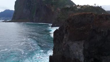 Engebeli bazalt kayalıkları ve turkuaz okyanus çarpan dalgalarla, burunlardaki uzak köylerle, dolambaçlı yollarla dramatik kıyı koylarını gözler önüne seriyor. Madeira, Portekiz