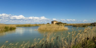 gölet güzel bulutlu gökyüzü altında eski çiftlik ile akşam