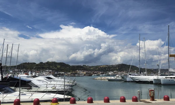 Veleros atracados en un puerto deportivo en San Benedetto del Tronto, un destino turístico italiano muy popular — Foto de Stock